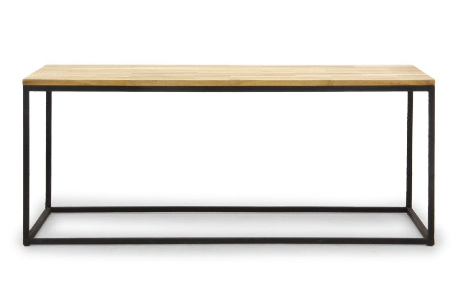 製造工程で余ってしまった辺材を利用したローテーブルです。弊社はチーク材を使用した家具を製造する際、良質な心材部のみを使用し、辺材は破棄されることとなります。それらを有効活用できないかと考え、辺材を均一に加工し丁寧に継ぎ合わせることで一枚の無垢材として生まれ変わらせました。少し白っぽい部分、黒い部分など、一般的には着色で誤魔化されることの多い辺材部ですが、一切の着色をせず、あえてばらついたナチュラルな状態のままとし、ワイルドな感じに仕上げています。