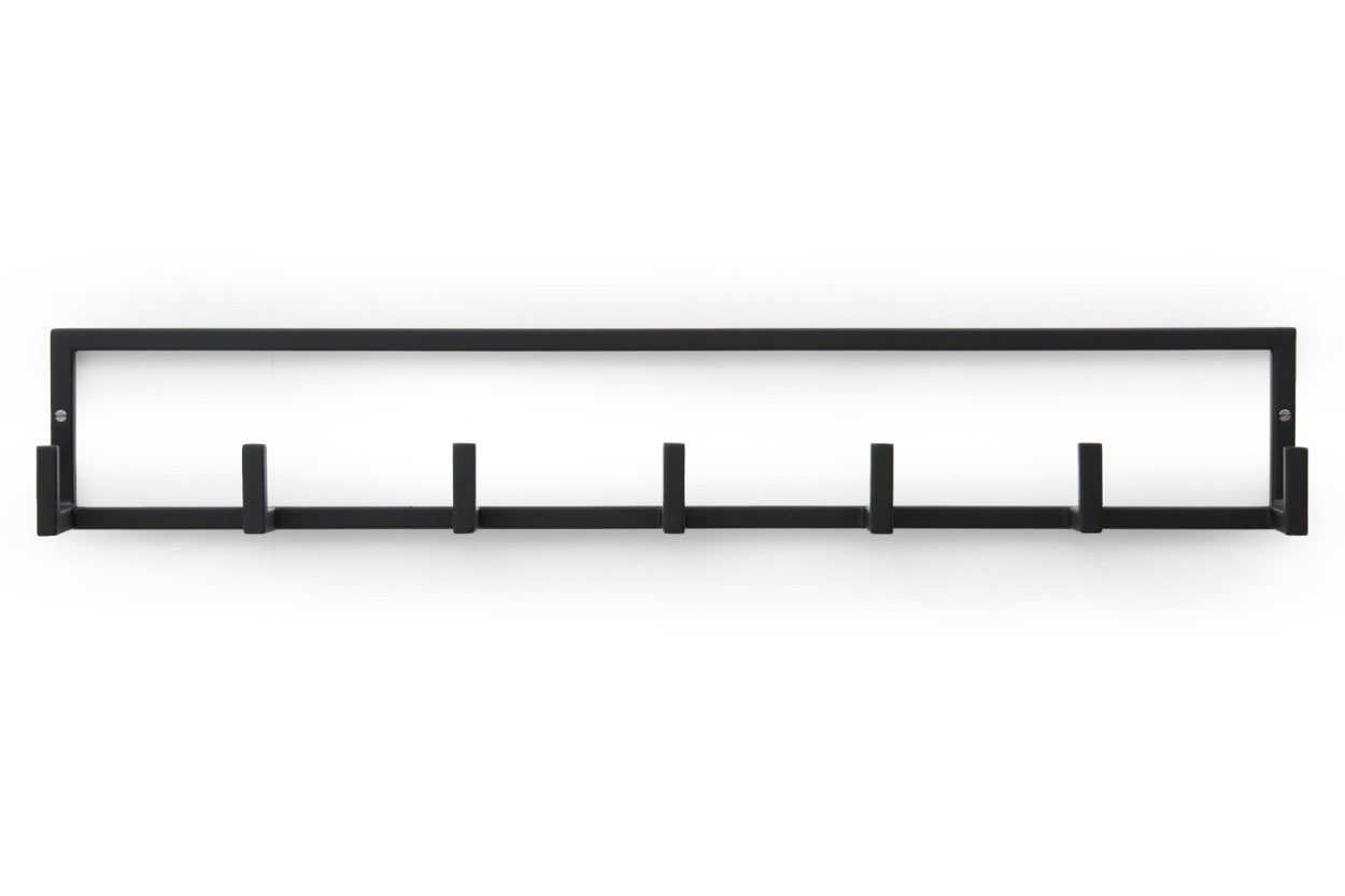 アイアンで作ったシンプルなウォールフック、こちらは幅の広い7連タイプです。デザインがシンプルですっきりしているので、よくあるアイアンの無骨な雰囲気が控えめになっています。そのためクラシックや北欧のクリーンなスタイルにもよく合います。