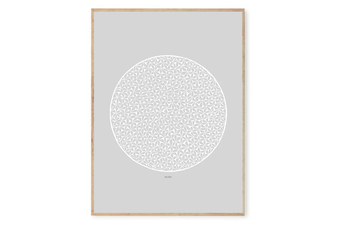 Poster&amp;Frameは、2018年に設立されたスカンジナビアのデザインウェブショップです。新しい会社ですが過去6年間、デンマークのデザイン、広告、およびデザイン業界で懸命に取り組んできた経験豊富なチームメンバーで構成され、500人以上の国内および国際的なアーティストによるオリジナルアート作品を提供しています。