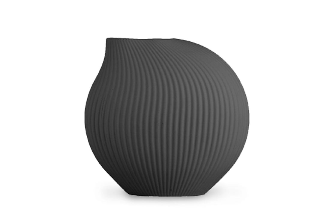 ストライプ柄のユニークなデザインのフラワーベース　Lerback　ダークグレー