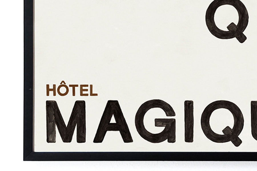 HOTELMAGIQUEはMilouNeelenによって生み出されたブランドです。彼女はフリーランスの仕事を経て、ファッションブランド、スコッチ&amp;ソーダに3年間勤務し、グラフィックデザインの経験を積み、多くのコレクションのプリントやパターンをデザインしました。そして、2013年より独立して活動します。パリのアパートメントからアメリカーナモーテル、ウェスアンダーソンまでレトロなインスピレーションを得たこれらのグラフィックプリントは、シンプルでありながら美しいデザインです。