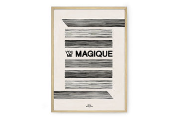 HOTELMAGIQUEはMilouNeelenによって生み出されたブランドです。彼女はフリーランスの仕事を経て、ファッションブランド、スコッチ&amp;ソーダに3年間勤務し、グラフィックデザインの経験を積み、多くのコレクションのプリントやパターンをデザインしました。そして、2013年より独立して活動します。パリのアパートメントからアメリカーナモーテル、ウェスアンダーソンまでレトロなインスピレーションを得たこれらのグラフィックプリントは、シンプルでありながら美しいデザインです。