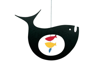 Flensted Hanging Art（フレンステッド・ハンギングアート）は、1954年にデンマークで誕生した北欧モビールの老舗ブランドです。創業者クリスチャン・フレンステッドと妻グレーテが自宅で最初のモビールを作ったことから始まり、現在も家族経営のもと、すべて手作業で丁寧に製作されています。風や空気の流れで繊細に揺れるモビールは、リビングや寝室、子供部屋、玄関、オフィスなど、さまざまな空間に静けさと調和をもたらします。北欧インテリアやモダンアートと調和するシンプルで洗練されたデザインは、出産祝いや引越し祝い、誕生日などのギフトにも最適。2024年にはブランド名を「Flensted mobiles」から「Flensted Hanging Art」へ刷新し、アート性とハンドメイドの温もりをそのままに、より現代的な世界観を発信しています。癒しの空間演出を求める方におすすめのインテリアアートです。