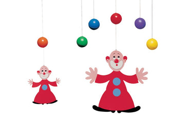 Flensted Hanging Art（フレンステッド・ハンギングアート）は、1954年にデンマークで誕生した北欧モビールの老舗ブランドです。創業者クリスチャン・フレンステッドと妻グレーテが自宅で最初のモビールを作ったことから始まり、現在も家族経営のもと、すべて手作業で丁寧に製作されています。風や空気の流れで繊細に揺れるモビールは、リビングや寝室、子供部屋、玄関、オフィスなど、さまざまな空間に静けさと調和をもたらします。北欧インテリアやモダンアートと調和するシンプルで洗練されたデザインは、出産祝いや引越し祝い、誕生日などのギフトにも最適。2024年にはブランド名を「Flensted mobiles」から「Flensted Hanging Art」へ刷新し、アート性とハンドメイドの温もりをそのままに、より現代的な世界観を発信しています。癒しの空間演出を求める方におすすめのインテリアアートです。