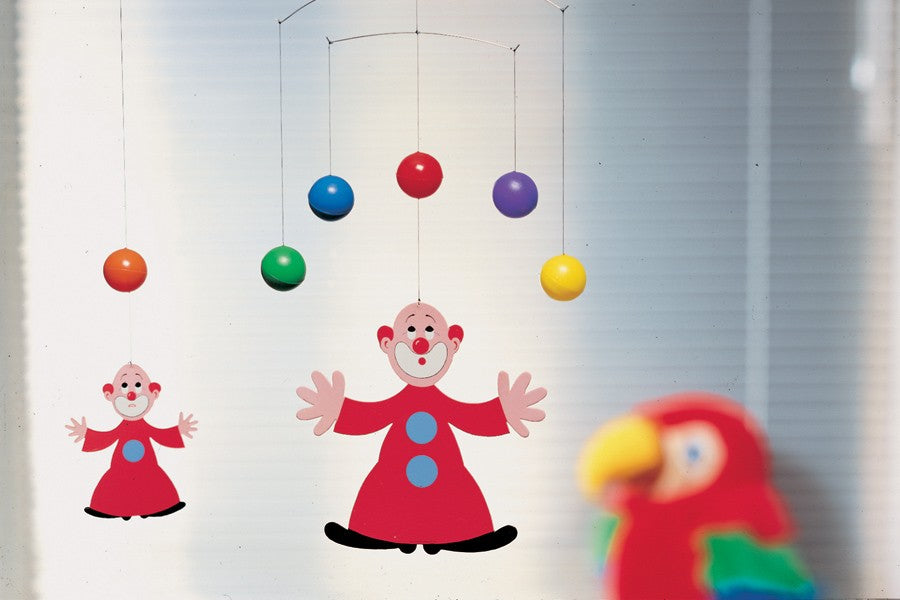 Flensted Hanging Art（フレンステッド・ハンギングアート）は、1954年にデンマークで誕生した北欧モビールの老舗ブランドです。創業者クリスチャン・フレンステッドと妻グレーテが自宅で最初のモビールを作ったことから始まり、現在も家族経営のもと、すべて手作業で丁寧に製作されています。風や空気の流れで繊細に揺れるモビールは、リビングや寝室、子供部屋、玄関、オフィスなど、さまざまな空間に静けさと調和をもたらします。北欧インテリアやモダンアートと調和するシンプルで洗練されたデザインは、出産祝いや引越し祝い、誕生日などのギフトにも最適。2024年にはブランド名を「Flensted mobiles」から「Flensted Hanging Art」へ刷新し、アート性とハンドメイドの温もりをそのままに、より現代的な世界観を発信しています。癒しの空間演出を求める方におすすめのインテリアアートです。