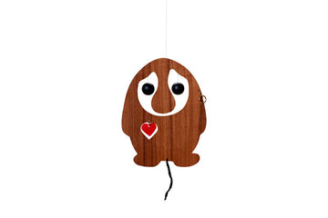 Flensted Hanging Art（フレンステッド・ハンギングアート）は、1954年にデンマークで誕生した北欧モビールの老舗ブランドです。創業者クリスチャン・フレンステッドと妻グレーテが自宅で最初のモビールを作ったことから始まり、現在も家族経営のもと、すべて手作業で丁寧に製作されています。風や空気の流れで繊細に揺れるモビールは、リビングや寝室、子供部屋、玄関、オフィスなど、さまざまな空間に静けさと調和をもたらします。北欧インテリアやモダンアートと調和するシンプルで洗練されたデザインは、出産祝いや引越し祝い、誕生日などのギフトにも最適。2024年にはブランド名を「Flensted mobiles」から「Flensted Hanging Art」へ刷新し、アート性とハンドメイドの温もりをそのままに、より現代的な世界観を発信しています。癒しの空間演出を求める方におすすめのインテリアアートです。