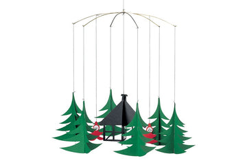 Flensted Hanging Art（フレンステッド・ハンギングアート）は、1954年にデンマークで誕生した北欧モビールの老舗ブランドです。創業者クリスチャン・フレンステッドと妻グレーテが自宅で最初のモビールを作ったことから始まり、現在も家族経営のもと、すべて手作業で丁寧に製作されています。風や空気の流れで繊細に揺れるモビールは、リビングや寝室、子供部屋、玄関、オフィスなど、さまざまな空間に静けさと調和をもたらします。北欧インテリアやモダンアートと調和するシンプルで洗練されたデザインは、出産祝いや引越し祝い、誕生日などのギフトにも最適。2024年にはブランド名を「Flensted mobiles」から「Flensted Hanging Art」へ刷新し、アート性とハンドメイドの温もりをそのままに、より現代的な世界観を発信しています。癒しの空間演出を求める方におすすめのインテリアアートです。