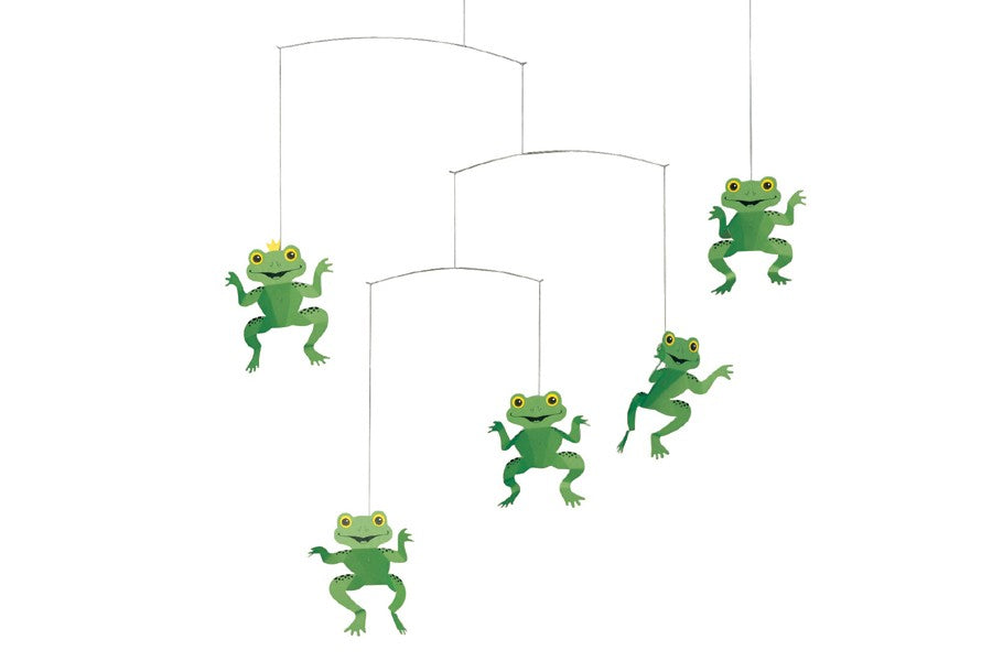 Flensted Hanging Art（フレンステッド・ハンギングアート）は、1954年にデンマークで誕生した北欧モビールの老舗ブランドです。創業者クリスチャン・フレンステッドと妻グレーテが自宅で最初のモビールを作ったことから始まり、現在も家族経営のもと、すべて手作業で丁寧に製作されています。風や空気の流れで繊細に揺れるモビールは、リビングや寝室、子供部屋、玄関、オフィスなど、さまざまな空間に静けさと調和をもたらします。北欧インテリアやモダンアートと調和するシンプルで洗練されたデザインは、出産祝いや引越し祝い、誕生日などのギフトにも最適。2024年にはブランド名を「Flensted mobiles」から「Flensted Hanging Art」へ刷新し、アート性とハンドメイドの温もりをそのままに、より現代的な世界観を発信しています。癒しの空間演出を求める方におすすめのインテリアアートです。