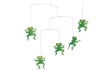 Flensted Hanging Art（フレンステッド・ハンギングアート）は、1954年にデンマークで誕生した北欧モビールの老舗ブランドです。創業者クリスチャン・フレンステッドと妻グレーテが自宅で最初のモビールを作ったことから始まり、現在も家族経営のもと、すべて手作業で丁寧に製作されています。風や空気の流れで繊細に揺れるモビールは、リビングや寝室、子供部屋、玄関、オフィスなど、さまざまな空間に静けさと調和をもたらします。北欧インテリアやモダンアートと調和するシンプルで洗練されたデザインは、出産祝いや引越し祝い、誕生日などのギフトにも最適。2024年にはブランド名を「Flensted mobiles」から「Flensted Hanging Art」へ刷新し、アート性とハンドメイドの温もりをそのままに、より現代的な世界観を発信しています。癒しの空間演出を求める方におすすめのインテリアアートです。