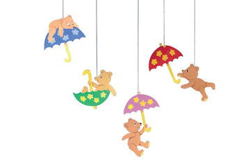 Flensted Hanging Art（フレンステッド・ハンギングアート）は、1954年にデンマークで誕生した北欧モビールの老舗ブランドです。創業者クリスチャン・フレンステッドと妻グレーテが自宅で最初のモビールを作ったことから始まり、現在も家族経営のもと、すべて手作業で丁寧に製作されています。風や空気の流れで繊細に揺れるモビールは、リビングや寝室、子供部屋、玄関、オフィスなど、さまざまな空間に静けさと調和をもたらします。北欧インテリアやモダンアートと調和するシンプルで洗練されたデザインは、出産祝いや引越し祝い、誕生日などのギフトにも最適。2024年にはブランド名を「Flensted mobiles」から「Flensted Hanging Art」へ刷新し、アート性とハンドメイドの温もりをそのままに、より現代的な世界観を発信しています。癒しの空間演出を求める方におすすめのインテリアアートです。