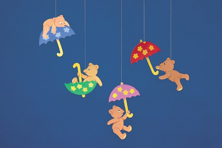 Flensted Hanging Art（フレンステッド・ハンギングアート）は、1954年にデンマークで誕生した北欧モビールの老舗ブランドです。創業者クリスチャン・フレンステッドと妻グレーテが自宅で最初のモビールを作ったことから始まり、現在も家族経営のもと、すべて手作業で丁寧に製作されています。風や空気の流れで繊細に揺れるモビールは、リビングや寝室、子供部屋、玄関、オフィスなど、さまざまな空間に静けさと調和をもたらします。北欧インテリアやモダンアートと調和するシンプルで洗練されたデザインは、出産祝いや引越し祝い、誕生日などのギフトにも最適。2024年にはブランド名を「Flensted mobiles」から「Flensted Hanging Art」へ刷新し、アート性とハンドメイドの温もりをそのままに、より現代的な世界観を発信しています。癒しの空間演出を求める方におすすめのインテリアアートです。