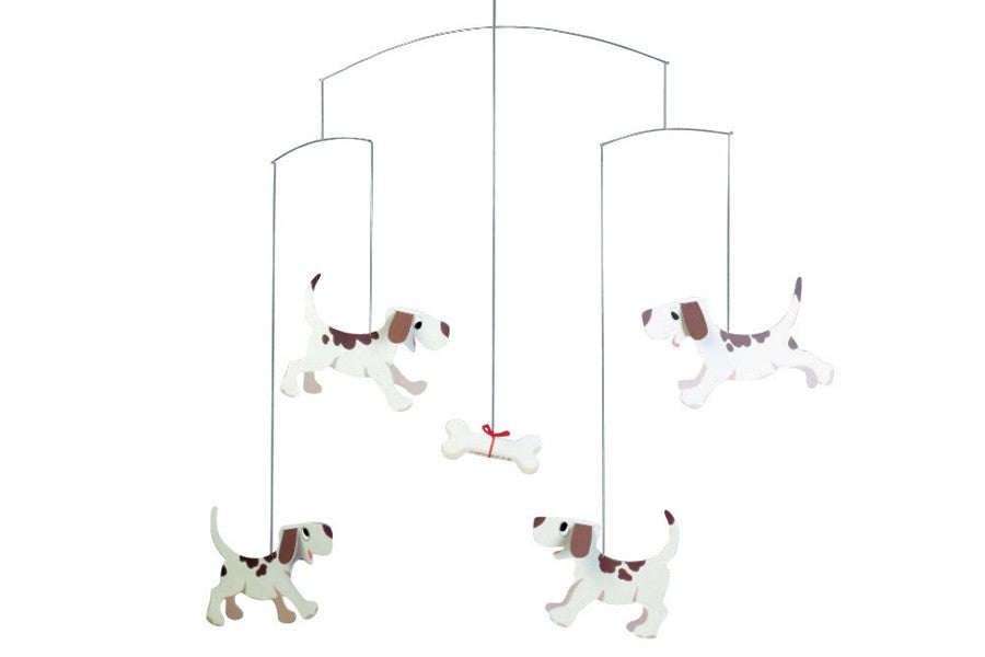 Flensted Hanging Art（フレンステッド・ハンギングアート）は、1954年にデンマークで誕生した北欧モビールの老舗ブランドです。創業者クリスチャン・フレンステッドと妻グレーテが自宅で最初のモビールを作ったことから始まり、現在も家族経営のもと、すべて手作業で丁寧に製作されています。風や空気の流れで繊細に揺れるモビールは、リビングや寝室、子供部屋、玄関、オフィスなど、さまざまな空間に静けさと調和をもたらします。北欧インテリアやモダンアートと調和するシンプルで洗練されたデザインは、出産祝いや引越し祝い、誕生日などのギフトにも最適。2024年にはブランド名を「Flensted mobiles」から「Flensted Hanging Art」へ刷新し、アート性とハンドメイドの温もりをそのままに、より現代的な世界観を発信しています。癒しの空間演出を求める方におすすめのインテリアアートです。