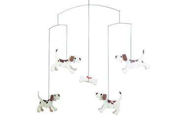 Flensted Hanging Art（フレンステッド・ハンギングアート）は、1954年にデンマークで誕生した北欧モビールの老舗ブランドです。創業者クリスチャン・フレンステッドと妻グレーテが自宅で最初のモビールを作ったことから始まり、現在も家族経営のもと、すべて手作業で丁寧に製作されています。風や空気の流れで繊細に揺れるモビールは、リビングや寝室、子供部屋、玄関、オフィスなど、さまざまな空間に静けさと調和をもたらします。北欧インテリアやモダンアートと調和するシンプルで洗練されたデザインは、出産祝いや引越し祝い、誕生日などのギフトにも最適。2024年にはブランド名を「Flensted mobiles」から「Flensted Hanging Art」へ刷新し、アート性とハンドメイドの温もりをそのままに、より現代的な世界観を発信しています。癒しの空間演出を求める方におすすめのインテリアアートです。