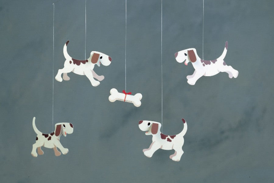 Flensted Hanging Art（フレンステッド・ハンギングアート）は、1954年にデンマークで誕生した北欧モビールの老舗ブランドです。創業者クリスチャン・フレンステッドと妻グレーテが自宅で最初のモビールを作ったことから始まり、現在も家族経営のもと、すべて手作業で丁寧に製作されています。風や空気の流れで繊細に揺れるモビールは、リビングや寝室、子供部屋、玄関、オフィスなど、さまざまな空間に静けさと調和をもたらします。北欧インテリアやモダンアートと調和するシンプルで洗練されたデザインは、出産祝いや引越し祝い、誕生日などのギフトにも最適。2024年にはブランド名を「Flensted mobiles」から「Flensted Hanging Art」へ刷新し、アート性とハンドメイドの温もりをそのままに、より現代的な世界観を発信しています。癒しの空間演出を求める方におすすめのインテリアアートです。
