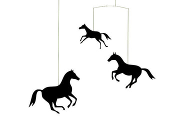Flensted Hanging Art（フレンステッド・ハンギングアート）は、1954年にデンマークで誕生した北欧モビールの老舗ブランドです。創業者クリスチャン・フレンステッドと妻グレーテが自宅で最初のモビールを作ったことから始まり、現在も家族経営のもと、すべて手作業で丁寧に製作されています。風や空気の流れで繊細に揺れるモビールは、リビングや寝室、子供部屋、玄関、オフィスなど、さまざまな空間に静けさと調和をもたらします。北欧インテリアやモダンアートと調和するシンプルで洗練されたデザインは、出産祝いや引越し祝い、誕生日などのギフトにも最適。2024年にはブランド名を「Flensted mobiles」から「Flensted Hanging Art」へ刷新し、アート性とハンドメイドの温もりをそのままに、より現代的な世界観を発信しています。癒しの空間演出を求める方におすすめのインテリアアートです。