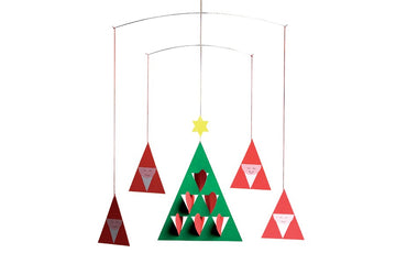 Flensted Hanging Art（フレンステッド・ハンギングアート）は、1954年にデンマークで誕生した北欧モビールの老舗ブランドです。創業者クリスチャン・フレンステッドと妻グレーテが自宅で最初のモビールを作ったことから始まり、現在も家族経営のもと、すべて手作業で丁寧に製作されています。風や空気の流れで繊細に揺れるモビールは、リビングや寝室、子供部屋、玄関、オフィスなど、さまざまな空間に静けさと調和をもたらします。北欧インテリアやモダンアートと調和するシンプルで洗練されたデザインは、出産祝いや引越し祝い、誕生日などのギフトにも最適。2024年にはブランド名を「Flensted mobiles」から「Flensted Hanging Art」へ刷新し、アート性とハンドメイドの温もりをそのままに、より現代的な世界観を発信しています。癒しの空間演出を求める方におすすめのインテリアアートです。