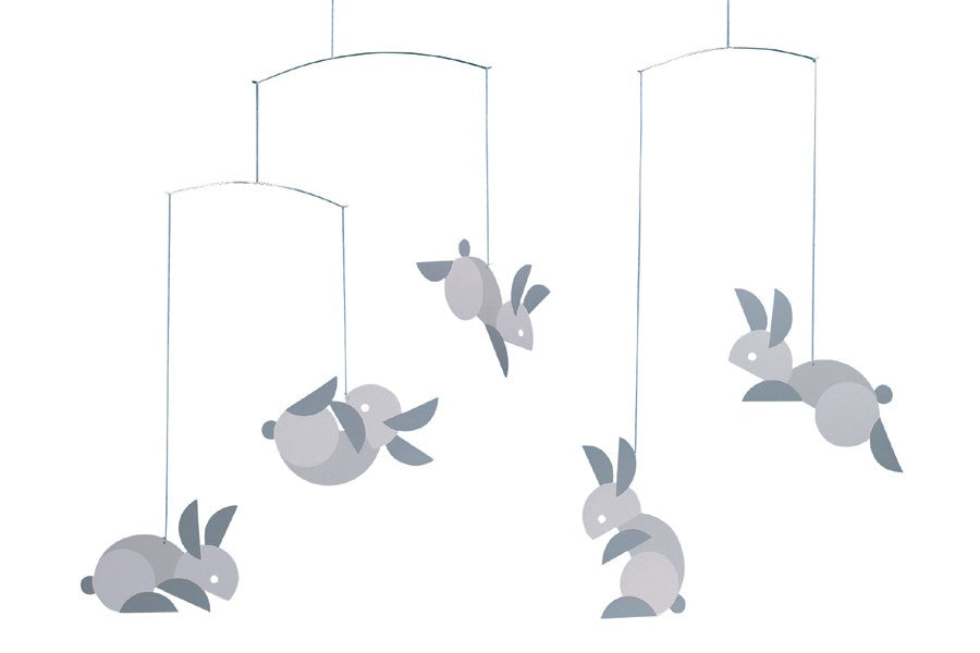 Flensted Hanging Art（フレンステッド・ハンギングアート）は、1954年にデンマークで誕生した北欧モビールの老舗ブランドです。創業者クリスチャン・フレンステッドと妻グレーテが自宅で最初のモビールを作ったことから始まり、現在も家族経営のもと、すべて手作業で丁寧に製作されています。風や空気の流れで繊細に揺れるモビールは、リビングや寝室、子供部屋、玄関、オフィスなど、さまざまな空間に静けさと調和をもたらします。北欧インテリアやモダンアートと調和するシンプルで洗練されたデザインは、出産祝いや引越し祝い、誕生日などのギフトにも最適。2024年にはブランド名を「Flensted mobiles」から「Flensted Hanging Art」へ刷新し、アート性とハンドメイドの温もりをそのままに、より現代的な世界観を発信しています。癒しの空間演出を求める方におすすめのインテリアアートです。