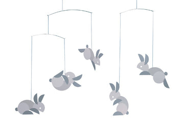 Flensted Hanging Art（フレンステッド・ハンギングアート）は、1954年にデンマークで誕生した北欧モビールの老舗ブランドです。創業者クリスチャン・フレンステッドと妻グレーテが自宅で最初のモビールを作ったことから始まり、現在も家族経営のもと、すべて手作業で丁寧に製作されています。風や空気の流れで繊細に揺れるモビールは、リビングや寝室、子供部屋、玄関、オフィスなど、さまざまな空間に静けさと調和をもたらします。北欧インテリアやモダンアートと調和するシンプルで洗練されたデザインは、出産祝いや引越し祝い、誕生日などのギフトにも最適。2024年にはブランド名を「Flensted mobiles」から「Flensted Hanging Art」へ刷新し、アート性とハンドメイドの温もりをそのままに、より現代的な世界観を発信しています。癒しの空間演出を求める方におすすめのインテリアアートです。