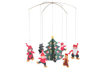 Flensted Hanging Art（フレンステッド・ハンギングアート）は、1954年にデンマークで誕生した北欧モビールの老舗ブランドです。創業者クリスチャン・フレンステッドと妻グレーテが自宅で最初のモビールを作ったことから始まり、現在も家族経営のもと、すべて手作業で丁寧に製作されています。風や空気の流れで繊細に揺れるモビールは、リビングや寝室、子供部屋、玄関、オフィスなど、さまざまな空間に静けさと調和をもたらします。北欧インテリアやモダンアートと調和するシンプルで洗練されたデザインは、出産祝いや引越し祝い、誕生日などのギフトにも最適。2024年にはブランド名を「Flensted mobiles」から「Flensted Hanging Art」へ刷新し、アート性とハンドメイドの温もりをそのままに、より現代的な世界観を発信しています。癒しの空間演出を求める方におすすめのインテリアアートです。