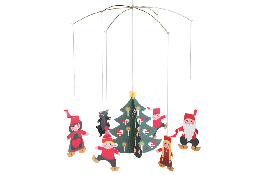 Flensted Hanging Art（フレンステッド・ハンギングアート）は、1954年にデンマークで誕生した北欧モビールの老舗ブランドです。創業者クリスチャン・フレンステッドと妻グレーテが自宅で最初のモビールを作ったことから始まり、現在も家族経営のもと、すべて手作業で丁寧に製作されています。風や空気の流れで繊細に揺れるモビールは、リビングや寝室、子供部屋、玄関、オフィスなど、さまざまな空間に静けさと調和をもたらします。北欧インテリアやモダンアートと調和するシンプルで洗練されたデザインは、出産祝いや引越し祝い、誕生日などのギフトにも最適。2024年にはブランド名を「Flensted mobiles」から「Flensted Hanging Art」へ刷新し、アート性とハンドメイドの温もりをそのままに、より現代的な世界観を発信しています。癒しの空間演出を求める方におすすめのインテリアアートです。