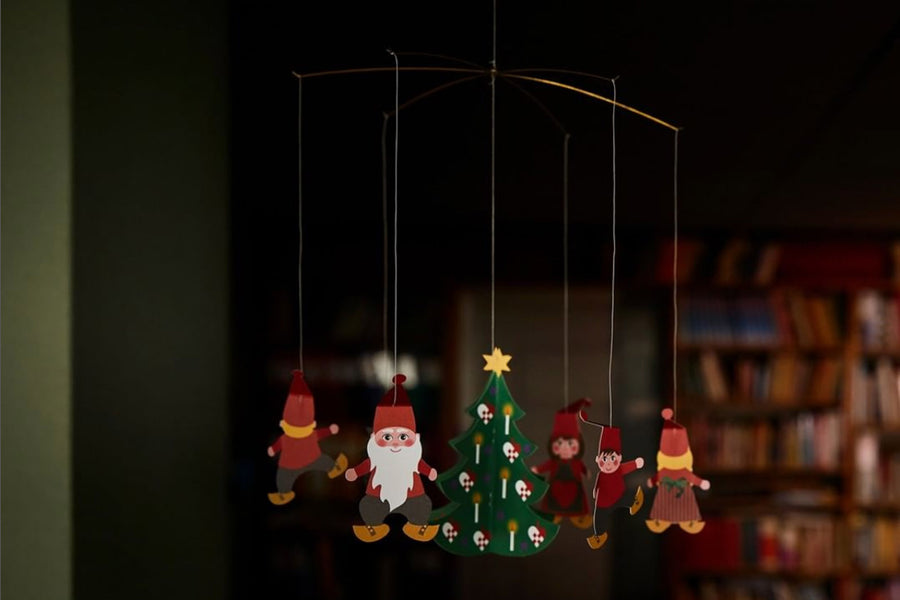 Flensted Hanging Art（フレンステッド・ハンギングアート）は、1954年にデンマークで誕生した北欧モビールの老舗ブランドです。創業者クリスチャン・フレンステッドと妻グレーテが自宅で最初のモビールを作ったことから始まり、現在も家族経営のもと、すべて手作業で丁寧に製作されています。風や空気の流れで繊細に揺れるモビールは、リビングや寝室、子供部屋、玄関、オフィスなど、さまざまな空間に静けさと調和をもたらします。北欧インテリアやモダンアートと調和するシンプルで洗練されたデザインは、出産祝いや引越し祝い、誕生日などのギフトにも最適。2024年にはブランド名を「Flensted mobiles」から「Flensted Hanging Art」へ刷新し、アート性とハンドメイドの温もりをそのままに、より現代的な世界観を発信しています。癒しの空間演出を求める方におすすめのインテリアアートです。