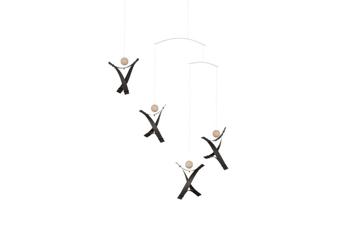 Flensted Hanging Art（フレンステッド・ハンギングアート）は、1954年にデンマークで誕生した北欧モビールの老舗ブランドです。創業者クリスチャン・フレンステッドと妻グレーテが自宅で最初のモビールを作ったことから始まり、現在も家族経営のもと、すべて手作業で丁寧に製作されています。風や空気の流れで繊細に揺れるモビールは、リビングや寝室、子供部屋、玄関、オフィスなど、さまざまな空間に静けさと調和をもたらします。北欧インテリアやモダンアートと調和するシンプルで洗練されたデザインは、出産祝いや引越し祝い、誕生日などのギフトにも最適。2024年にはブランド名を「Flensted mobiles」から「Flensted Hanging Art」へ刷新し、アート性とハンドメイドの温もりをそのままに、より現代的な世界観を発信しています。癒しの空間演出を求める方におすすめのインテリアアートです。