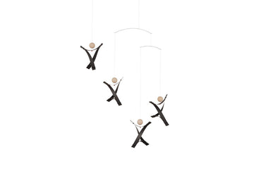 Flensted Hanging Art（フレンステッド・ハンギングアート）は、1954年にデンマークで誕生した北欧モビールの老舗ブランドです。創業者クリスチャン・フレンステッドと妻グレーテが自宅で最初のモビールを作ったことから始まり、現在も家族経営のもと、すべて手作業で丁寧に製作されています。風や空気の流れで繊細に揺れるモビールは、リビングや寝室、子供部屋、玄関、オフィスなど、さまざまな空間に静けさと調和をもたらします。北欧インテリアやモダンアートと調和するシンプルで洗練されたデザインは、出産祝いや引越し祝い、誕生日などのギフトにも最適。2024年にはブランド名を「Flensted mobiles」から「Flensted Hanging Art」へ刷新し、アート性とハンドメイドの温もりをそのままに、より現代的な世界観を発信しています。癒しの空間演出を求める方におすすめのインテリアアートです。