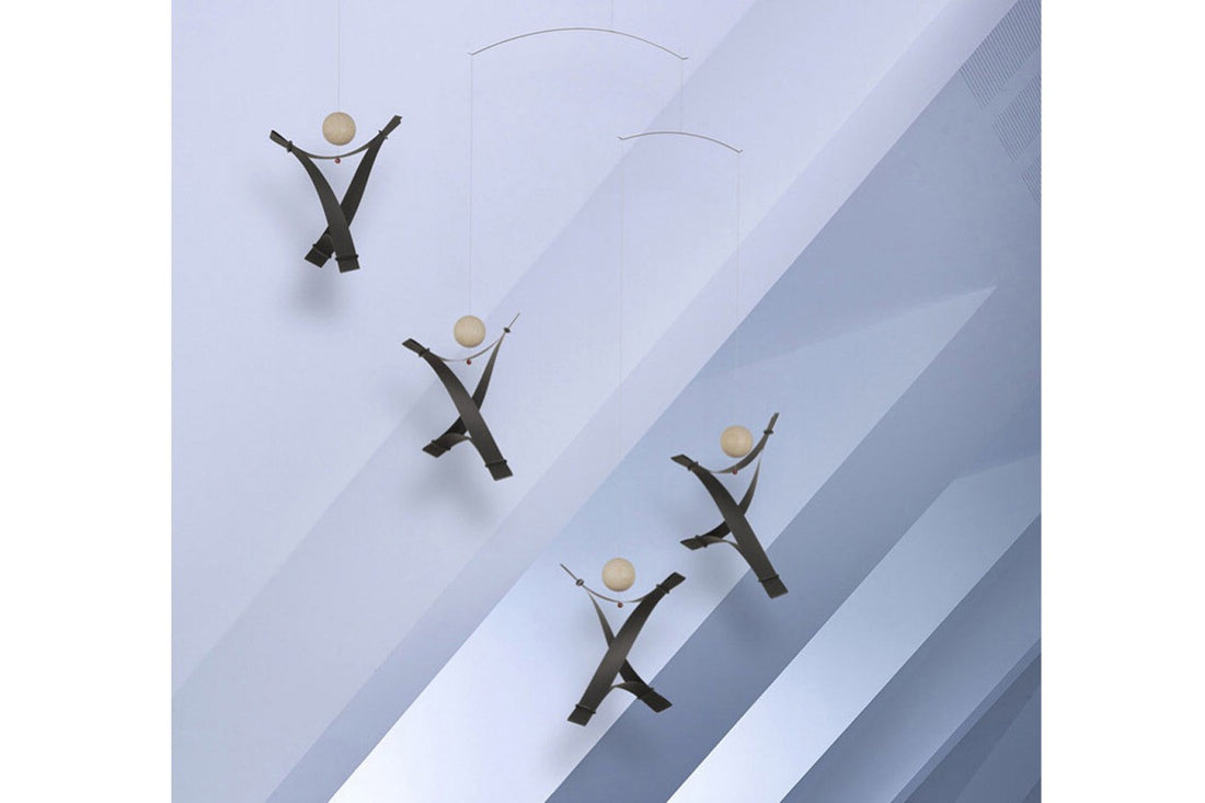 Flensted Hanging Art（フレンステッド・ハンギングアート）は、1954年にデンマークで誕生した北欧モビールの老舗ブランドです。創業者クリスチャン・フレンステッドと妻グレーテが自宅で最初のモビールを作ったことから始まり、現在も家族経営のもと、すべて手作業で丁寧に製作されています。風や空気の流れで繊細に揺れるモビールは、リビングや寝室、子供部屋、玄関、オフィスなど、さまざまな空間に静けさと調和をもたらします。北欧インテリアやモダンアートと調和するシンプルで洗練されたデザインは、出産祝いや引越し祝い、誕生日などのギフトにも最適。2024年にはブランド名を「Flensted mobiles」から「Flensted Hanging Art」へ刷新し、アート性とハンドメイドの温もりをそのままに、より現代的な世界観を発信しています。癒しの空間演出を求める方におすすめのインテリアアートです。