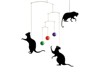 Flensted Hanging Art（フレンステッド・ハンギングアート）は、1954年にデンマークで誕生した北欧モビールの老舗ブランドです。創業者クリスチャン・フレンステッドと妻グレーテが自宅で最初のモビールを作ったことから始まり、現在も家族経営のもと、すべて手作業で丁寧に製作されています。風や空気の流れで繊細に揺れるモビールは、リビングや寝室、子供部屋、玄関、オフィスなど、さまざまな空間に静けさと調和をもたらします。北欧インテリアやモダンアートと調和するシンプルで洗練されたデザインは、出産祝いや引越し祝い、誕生日などのギフトにも最適。2024年にはブランド名を「Flensted mobiles」から「Flensted Hanging Art」へ刷新し、アート性とハンドメイドの温もりをそのままに、より現代的な世界観を発信しています。癒しの空間演出を求める方におすすめのインテリアアートです。