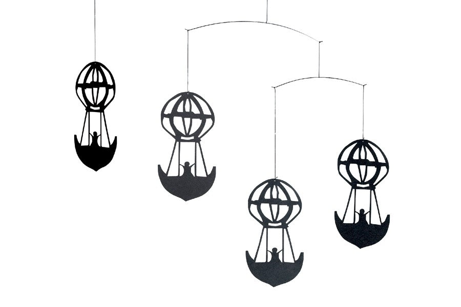 Flensted Hanging Art（フレンステッド・ハンギングアート）は、1954年にデンマークで誕生した北欧モビールの老舗ブランドです。創業者クリスチャン・フレンステッドと妻グレーテが自宅で最初のモビールを作ったことから始まり、現在も家族経営のもと、すべて手作業で丁寧に製作されています。風や空気の流れで繊細に揺れるモビールは、リビングや寝室、子供部屋、玄関、オフィスなど、さまざまな空間に静けさと調和をもたらします。北欧インテリアやモダンアートと調和するシンプルで洗練されたデザインは、出産祝いや引越し祝い、誕生日などのギフトにも最適。2024年にはブランド名を「Flensted mobiles」から「Flensted Hanging Art」へ刷新し、アート性とハンドメイドの温もりをそのままに、より現代的な世界観を発信しています。癒しの空間演出を求める方におすすめのインテリアアートです。