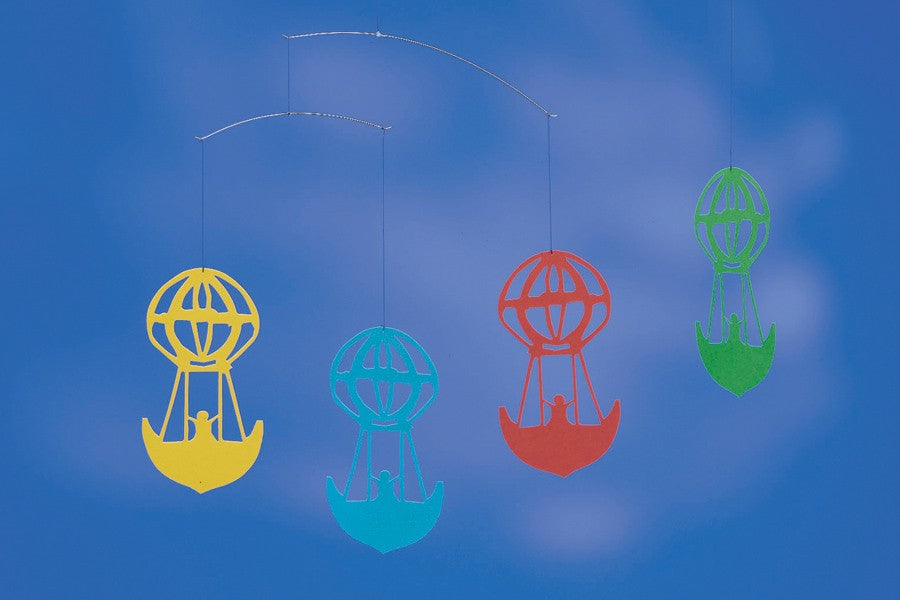 Flensted Hanging Art（フレンステッド・ハンギングアート）は、1954年にデンマークで誕生した北欧モビールの老舗ブランドです。創業者クリスチャン・フレンステッドと妻グレーテが自宅で最初のモビールを作ったことから始まり、現在も家族経営のもと、すべて手作業で丁寧に製作されています。風や空気の流れで繊細に揺れるモビールは、リビングや寝室、子供部屋、玄関、オフィスなど、さまざまな空間に静けさと調和をもたらします。北欧インテリアやモダンアートと調和するシンプルで洗練されたデザインは、出産祝いや引越し祝い、誕生日などのギフトにも最適。2024年にはブランド名を「Flensted mobiles」から「Flensted Hanging Art」へ刷新し、アート性とハンドメイドの温もりをそのままに、より現代的な世界観を発信しています。癒しの空間演出を求める方におすすめのインテリアアートです。