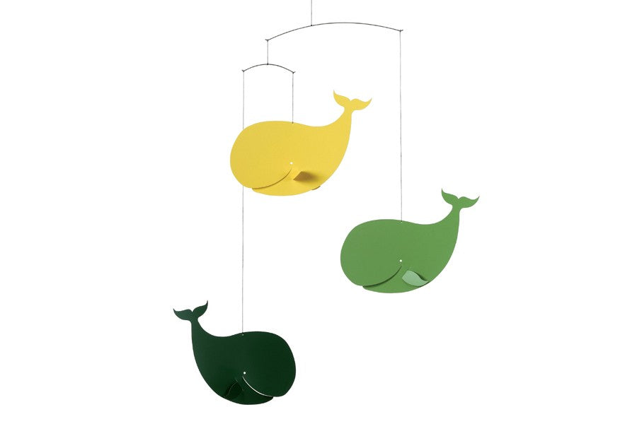 Flensted Hanging Art（フレンステッド・ハンギングアート）は、1954年にデンマークで誕生した北欧モビールの老舗ブランドです。創業者クリスチャン・フレンステッドと妻グレーテが自宅で最初のモビールを作ったことから始まり、現在も家族経営のもと、すべて手作業で丁寧に製作されています。風や空気の流れで繊細に揺れるモビールは、リビングや寝室、子供部屋、玄関、オフィスなど、さまざまな空間に静けさと調和をもたらします。北欧インテリアやモダンアートと調和するシンプルで洗練されたデザインは、出産祝いや引越し祝い、誕生日などのギフトにも最適。2024年にはブランド名を「Flensted mobiles」から「Flensted Hanging Art」へ刷新し、アート性とハンドメイドの温もりをそのままに、より現代的な世界観を発信しています。癒しの空間演出を求める方におすすめのインテリアアートです。