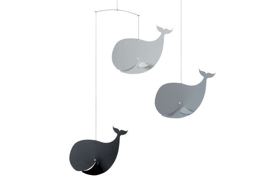 Flensted Hanging Art（フレンステッド・ハンギングアート）は、1954年にデンマークで誕生した北欧モビールの老舗ブランドです。創業者クリスチャン・フレンステッドと妻グレーテが自宅で最初のモビールを作ったことから始まり、現在も家族経営のもと、すべて手作業で丁寧に製作されています。風や空気の流れで繊細に揺れるモビールは、リビングや寝室、子供部屋、玄関、オフィスなど、さまざまな空間に静けさと調和をもたらします。北欧インテリアやモダンアートと調和するシンプルで洗練されたデザインは、出産祝いや引越し祝い、誕生日などのギフトにも最適。2024年にはブランド名を「Flensted mobiles」から「Flensted Hanging Art」へ刷新し、アート性とハンドメイドの温もりをそのままに、より現代的な世界観を発信しています。癒しの空間演出を求める方におすすめのインテリアアートです。