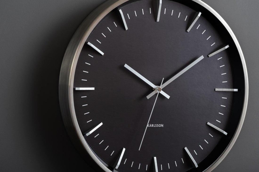 KARLSSONは鉄道の駅や公共の施設で使用されている事で有名なオランダの時計ブランドです。シンプルなものからユニークなものまで多くのデザインは国内外のデザイナーを含むデザインチームによって生み出されており、その美しい製品は世界中で販売されています。