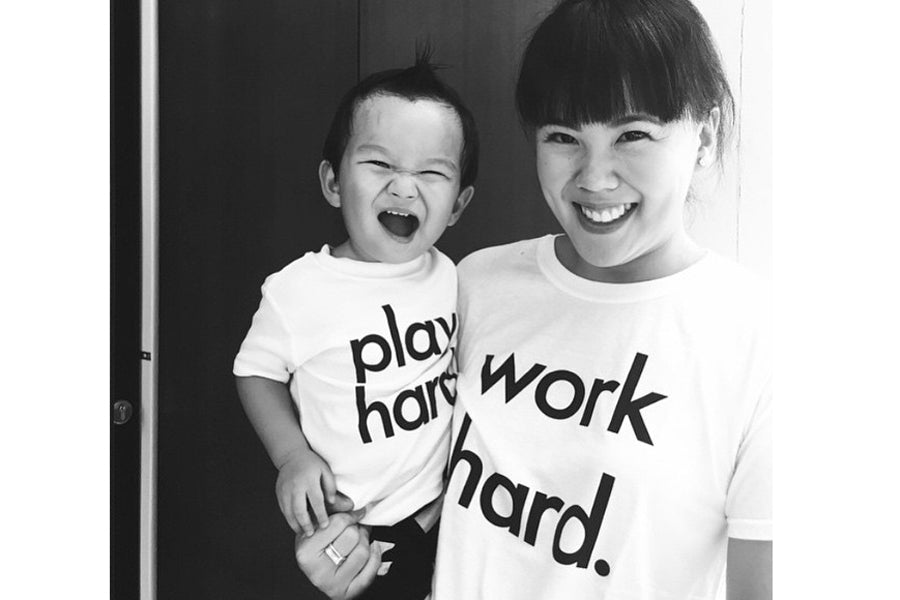子供が決まって言うセリフ「遊んでいるから」。いつもならイライラしてしまうそんな言葉も「playhard」という文字のTシャツを着せてしまえば可愛く見える。大人には、「workhard」というTシャツ。そして親子で歩いたらとってもユニーク。なんでこんなデザインかって？Nor-Folkというブランドはイギリスに住む夫婦が、子育てを楽しもうと考えて立ち上げたから。ギフトにもお勧めの可愛い商品達です。