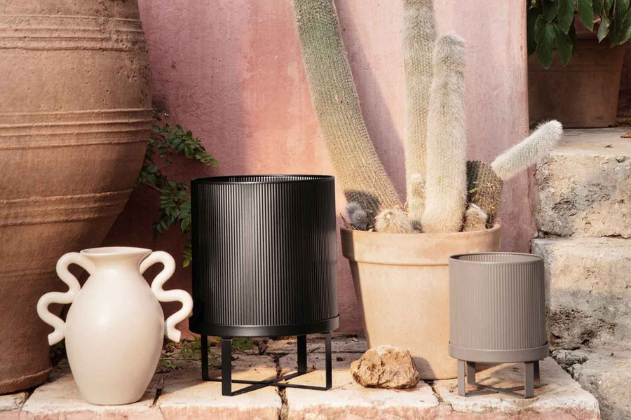 "fermLIVING"の製品は毎日の生活がきっと楽しくなる物ばかり。それは壁紙だったり、キッチン用品、バス用品、リビング雑貨、またオフィス用品など沢山のコレクションがあり、オーガニックコットンや木材、磁気、金属など多くの拘った材質で、シンプルな材質から職人によって長く使える物へと変えて行きます。デザインはデンマークの伝統に基づいた美しい物。ロゴの鳥はデンマークの伝統を守って生きたいという思いが込められています。