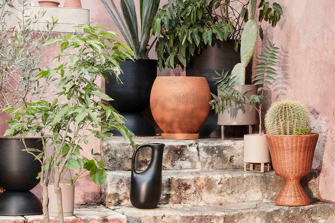 "fermLIVING"の製品は毎日の生活がきっと楽しくなる物ばかり。それは壁紙だったり、キッチン用品、バス用品、リビング雑貨、またオフィス用品など沢山のコレクションがあり、オーガニックコットンや木材、磁気、金属など多くの拘った材質で、シンプルな材質から職人によって長く使える物へと変えて行きます。デザインはデンマークの伝統に基づいた美しい物。ロゴの鳥はデンマークの伝統を守って生きたいという思いが込められています。