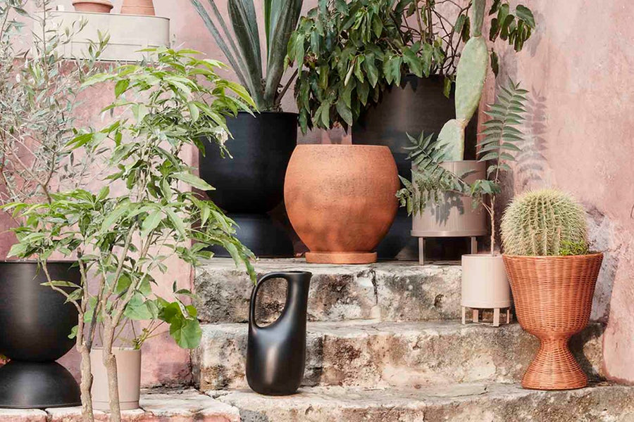 "fermLIVING"の製品は毎日の生活がきっと楽しくなる物ばかり。それは壁紙だったり、キッチン用品、バス用品、リビング雑貨、またオフィス用品など沢山のコレクションがあり、オーガニックコットンや木材、磁気、金属など多くの拘った材質で、シンプルな材質から職人によって長く使える物へと変えて行きます。デザインはデンマークの伝統に基づいた美しい物。ロゴの鳥はデンマークの伝統を守って生きたいという思いが込められています。