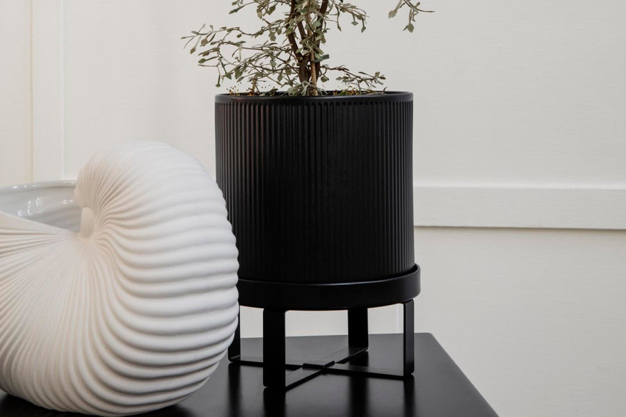 "fermLIVING"の製品は毎日の生活がきっと楽しくなる物ばかり。それは壁紙だったり、キッチン用品、バス用品、リビング雑貨、またオフィス用品など沢山のコレクションがあり、オーガニックコットンや木材、磁気、金属など多くの拘った材質で、シンプルな材質から職人によって長く使える物へと変えて行きます。デザインはデンマークの伝統に基づいた美しい物。ロゴの鳥はデンマークの伝統を守って生きたいという思いが込められています。