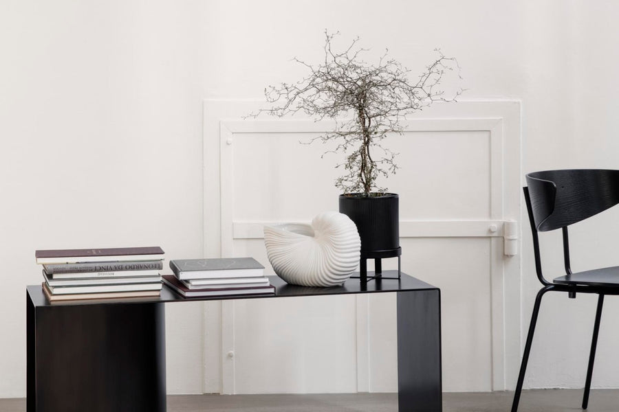 "fermLIVING"の製品は毎日の生活がきっと楽しくなる物ばかり。それは壁紙だったり、キッチン用品、バス用品、リビング雑貨、またオフィス用品など沢山のコレクションがあり、オーガニックコットンや木材、磁気、金属など多くの拘った材質で、シンプルな材質から職人によって長く使える物へと変えて行きます。デザインはデンマークの伝統に基づいた美しい物。ロゴの鳥はデンマークの伝統を守って生きたいという思いが込められています。