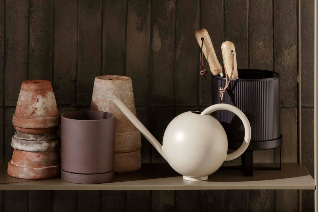 "fermLIVING"の製品は毎日の生活がきっと楽しくなる物ばかり。それは壁紙だったり、キッチン用品、バス用品、リビング雑貨、またオフィス用品など沢山のコレクションがあり、オーガニックコットンや木材、磁気、金属など多くの拘った材質で、シンプルな材質から職人によって長く使える物へと変えて行きます。デザインはデンマークの伝統に基づいた美しい物。ロゴの鳥はデンマークの伝統を守って生きたいという思いが込められています。