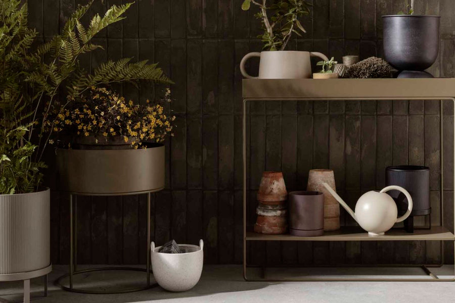 "fermLIVING"の製品は毎日の生活がきっと楽しくなる物ばかり。それは壁紙だったり、キッチン用品、バス用品、リビング雑貨、またオフィス用品など沢山のコレクションがあり、オーガニックコットンや木材、磁気、金属など多くの拘った材質で、シンプルな材質から職人によって長く使える物へと変えて行きます。デザインはデンマークの伝統に基づいた美しい物。ロゴの鳥はデンマークの伝統を守って生きたいという思いが込められています。