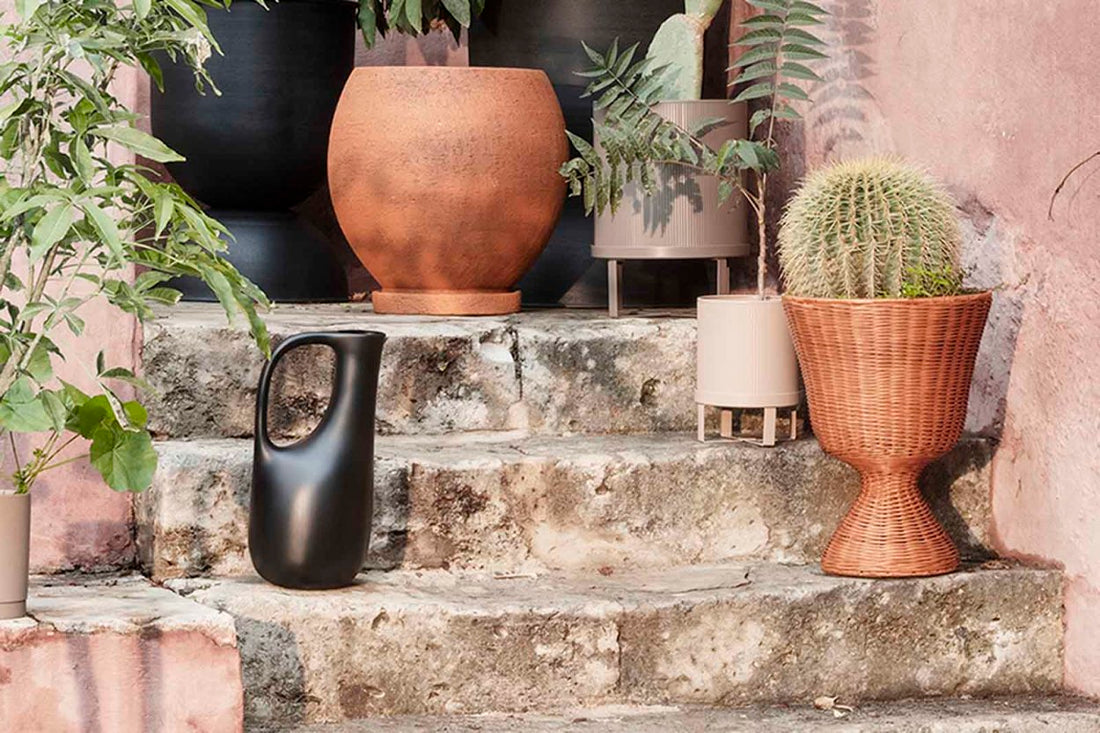 "fermLIVING"の製品は毎日の生活がきっと楽しくなる物ばかり。それは壁紙だったり、キッチン用品、バス用品、リビング雑貨、またオフィス用品など沢山のコレクションがあり、オーガニックコットンや木材、磁気、金属など多くの拘った材質で、シンプルな材質から職人によって長く使える物へと変えて行きます。デザインはデンマークの伝統に基づいた美しい物。ロゴの鳥はデンマークの伝統を守って生きたいという思いが込められています。