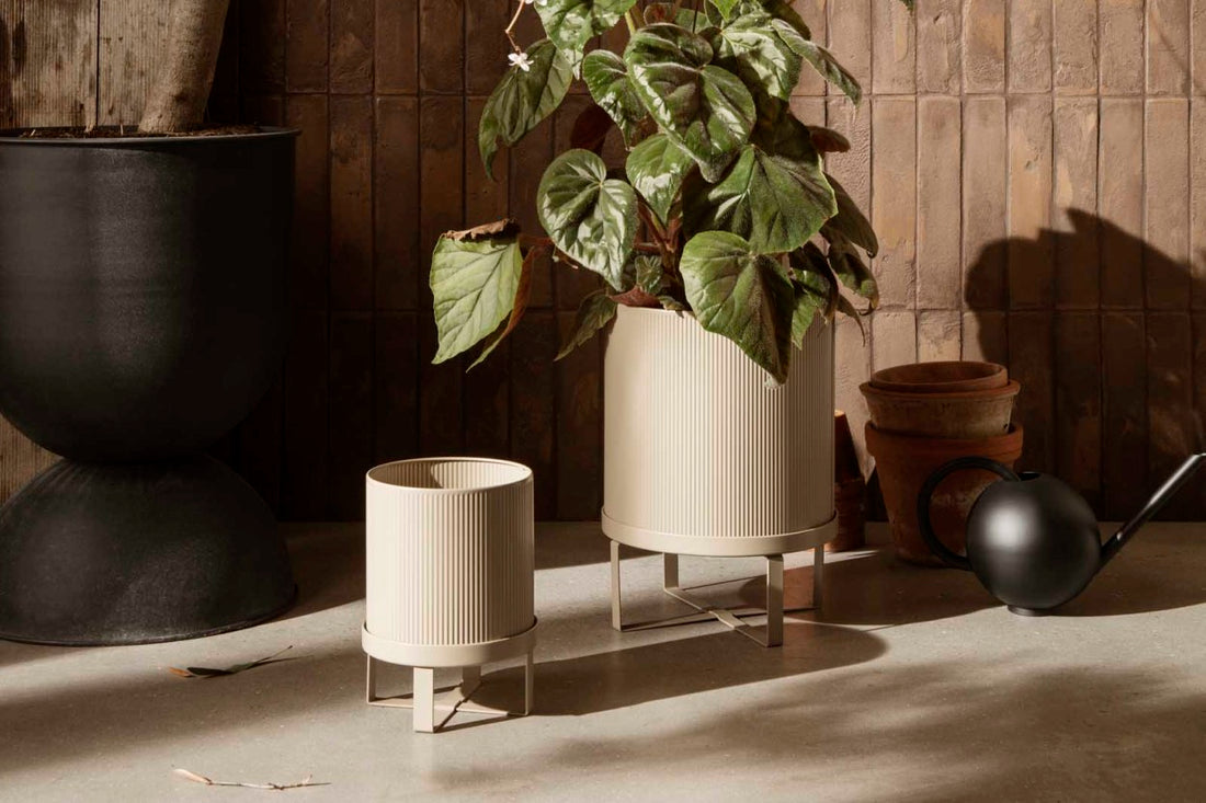 クリーンなデザインのスタンド付きフラワーポット　Bau Pot　Sサイズ　高さ24cm　カシミヤ
