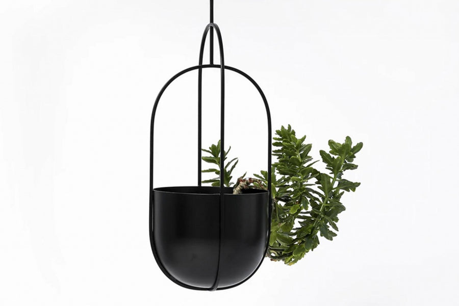 "fermLIVING"の製品は毎日の生活がきっと楽しくなる物ばかり。それは壁紙だったり、キッチン用品、バス用品、リビング雑貨、またオフィス用品など沢山のコレクションがあり、オーガニックコットンや木材、磁気、金属など多くの拘った材質で、シンプルな材質から職人によって長く使える物へと変えて行きます。デザインはデンマークの伝統に基づいた美しい物。ロゴの鳥はデンマークの伝統を守って生きたいという思いが込められています。