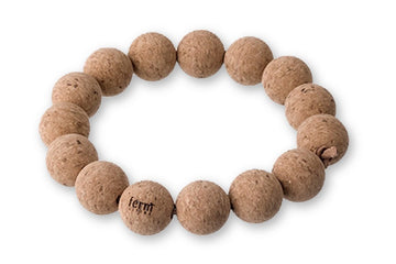 "fermLIVING"の製品は毎日の生活がきっと楽しくなる物ばかり。それは壁紙だったり、キッチン用品、バス用品、リビング雑貨、またオフィス用品など沢山のコレクションがあり、オーガニックコットンや木材、磁気、金属など多くの拘った材質で、シンプルな材質から職人によって長く使える物へと変えて行きます。デザインはデンマークの伝統に基づいた美しい物。ロゴの鳥はデンマークの伝統を守って生きたいという思いが込められています。