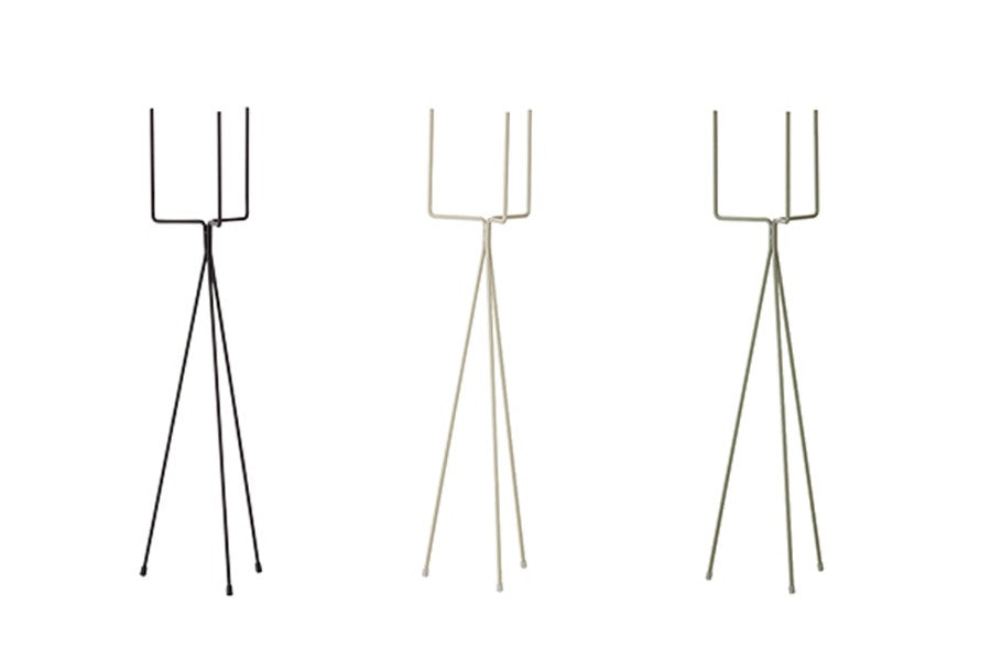 "fermLIVING"の製品は毎日の生活がきっと楽しくなる物ばかり。それは壁紙だったり、キッチン用品、バス用品、リビング雑貨、またオフィス用品など沢山のコレクションがあり、オーガニックコットンや木材、磁気、金属など多くの拘った材質で、シンプルな材質から職人によって長く使える物へと変えて行きます。デザインはデンマークの伝統に基づいた美しい物。ロゴの鳥はデンマークの伝統を守って生きたいという思いが込められています。