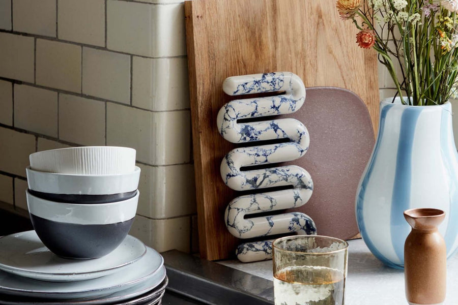 「BrosteCopenhagen」は1955年に設立された伝統的なデンマークのブランドです。キャンドルや食器や装飾品など昔からある物を尊重して、バランス良く現在のデザインを加え、今の生活に馴染む様な製品を作成しています。