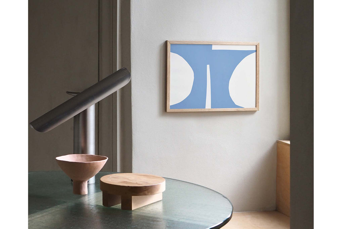 Atelier Cph（アトリエ・シーピーエイチ）は、デンマーク・コペンハーゲンを拠点とするデザインスタジオ兼アートブランドです。ミニマルで構築的なビジュアルを特徴とし、抽象アートやコラージュを中心としたアートポスターを多数手がけています。北欧デザインらしい洗練された感性とバランスの取れた構成美が魅力で、リビング、寝室、書斎、オフィスなど、あらゆる空間に調和と静けさをもたらします。幾何学的なモチーフを用いたアートは、ギャラリーウォールやモダンインテリアのアクセントにも最適。高品質な紙と印刷による仕上がりで、インテリアとしての完成度も高く評価されています。北欧アートポスター、現代アート、ミニマルデザイン、韓国インテリアなど、幅広いスタイルにマッチするスタイリッシュなアートを探している方におすすめです。