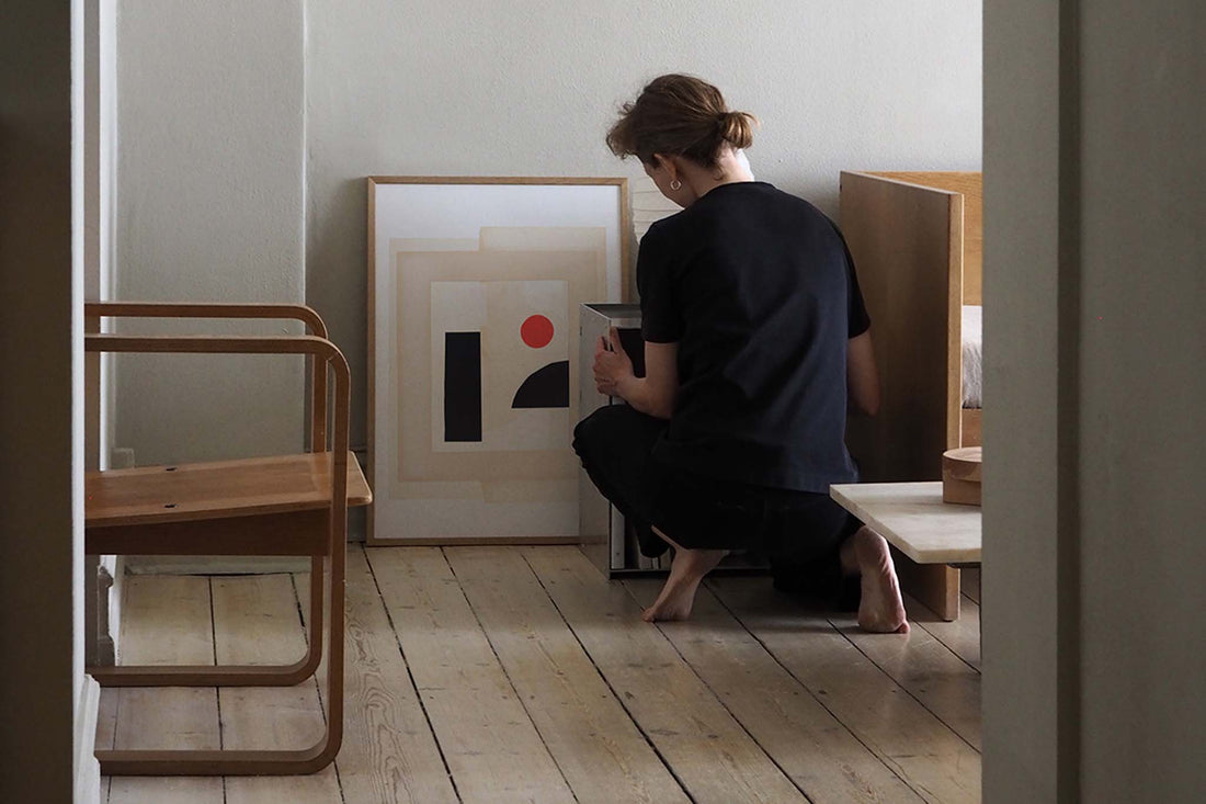 Atelier Cph（アトリエ・シーピーエイチ）は、デンマーク・コペンハーゲンを拠点とするデザインスタジオ兼アートブランドです。ミニマルで構築的なビジュアルを特徴とし、抽象アートやコラージュを中心としたアートポスターを多数手がけています。北欧デザインらしい洗練された感性とバランスの取れた構成美が魅力で、リビング、寝室、書斎、オフィスなど、あらゆる空間に調和と静けさをもたらします。幾何学的なモチーフを用いたアートは、ギャラリーウォールやモダンインテリアのアクセントにも最適。高品質な紙と印刷による仕上がりで、インテリアとしての完成度も高く評価されています。北欧アートポスター、現代アート、ミニマルデザイン、韓国インテリアなど、幅広いスタイルにマッチするスタイリッシュなアートを探している方におすすめです。